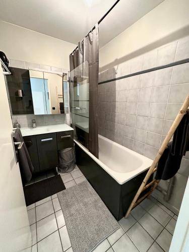 Photo of Bathroom in Elancourt