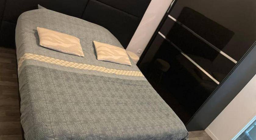 Photo of Bedroom in Stains
