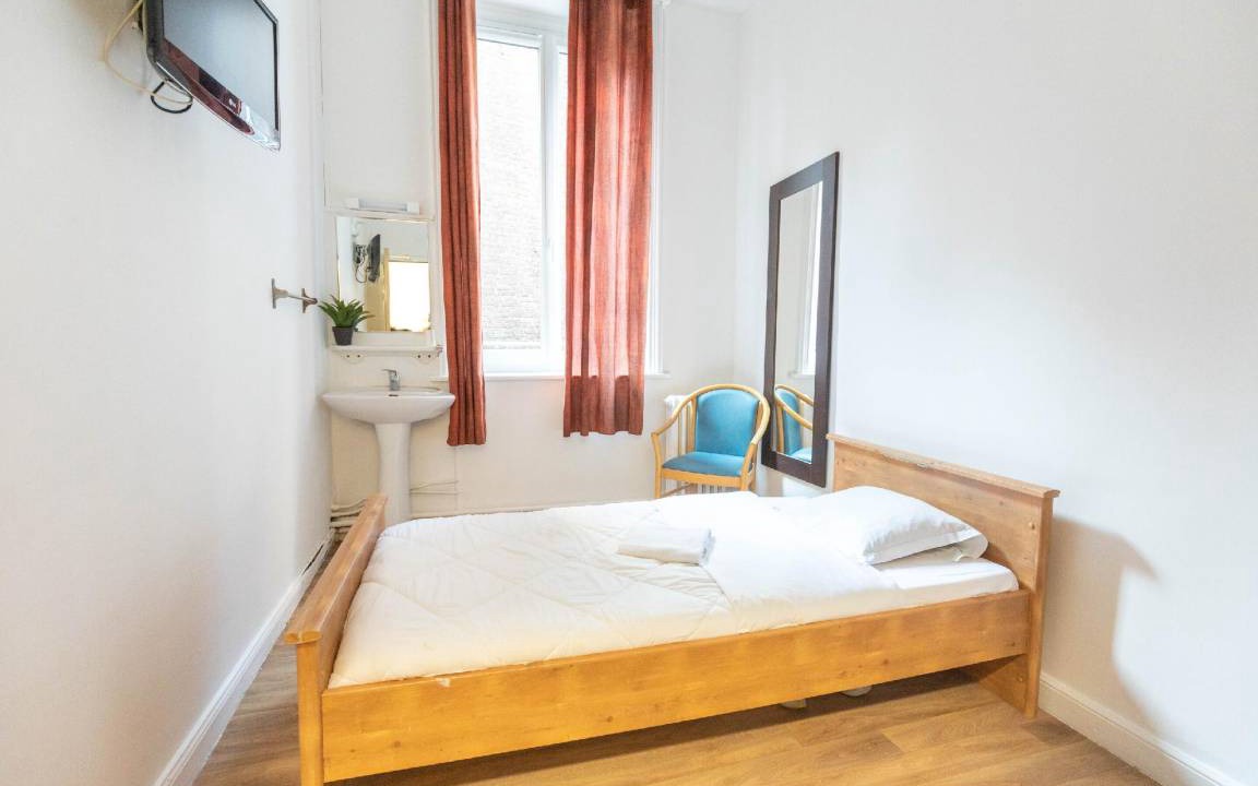 Photo of Bedroom in Lens