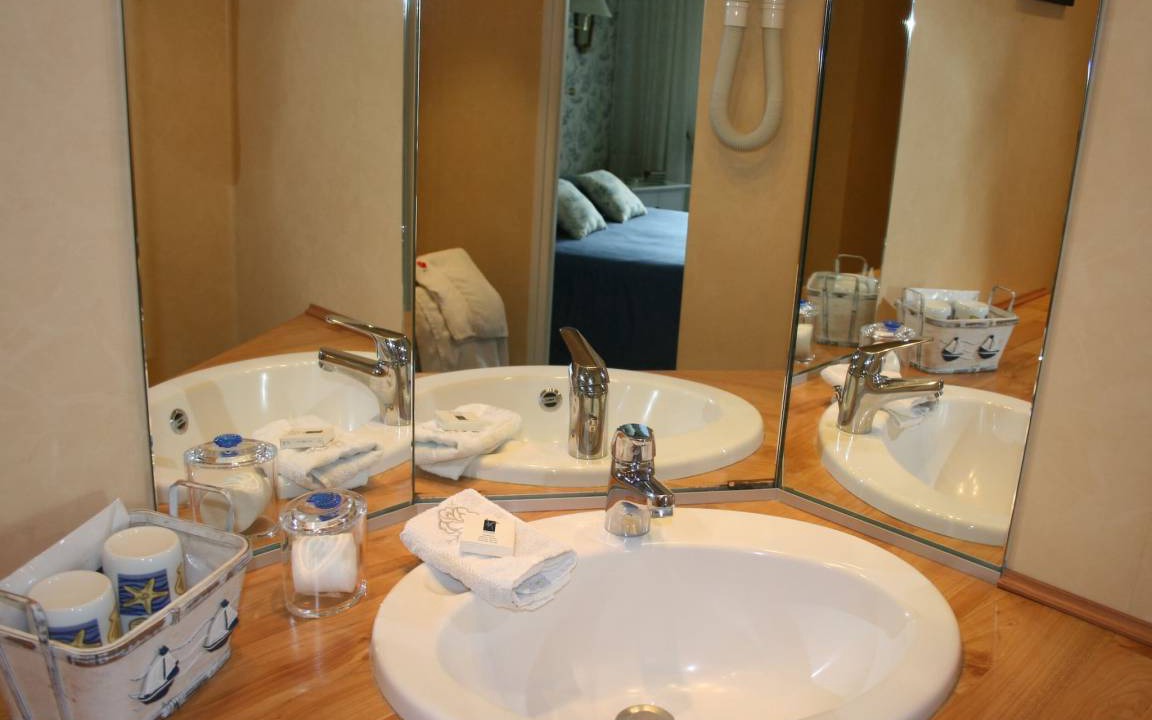 Photo of Bathroom in Saint-Aubin-le-Cauf