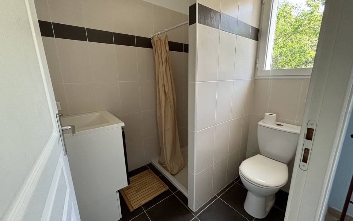 Photo of Bathroom in Domino