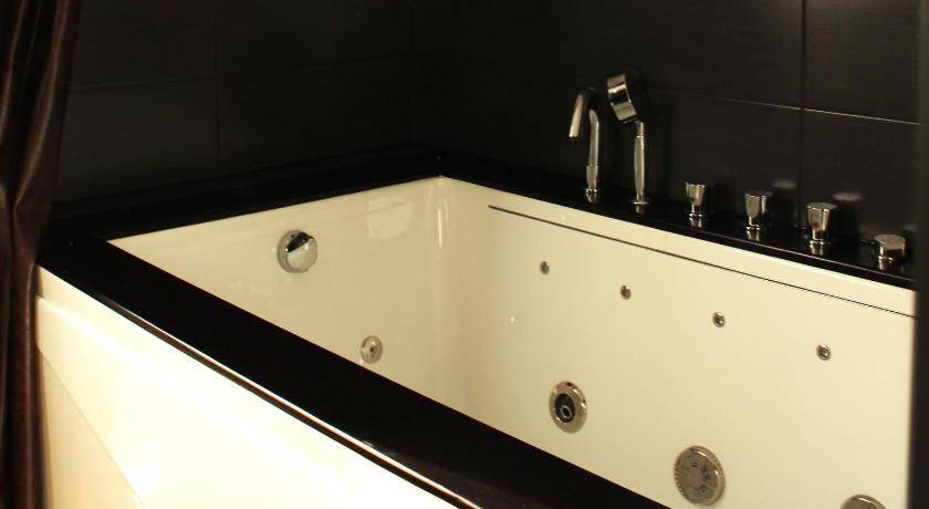 Photo of Bathroom in Lens