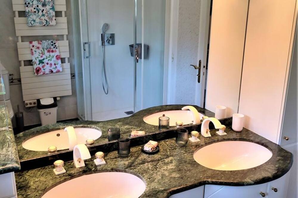 Photo of Bathroom in Ellecourt