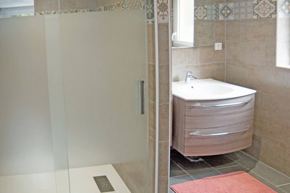 Photo of Bathroom in Neufchatel-en-Bray
