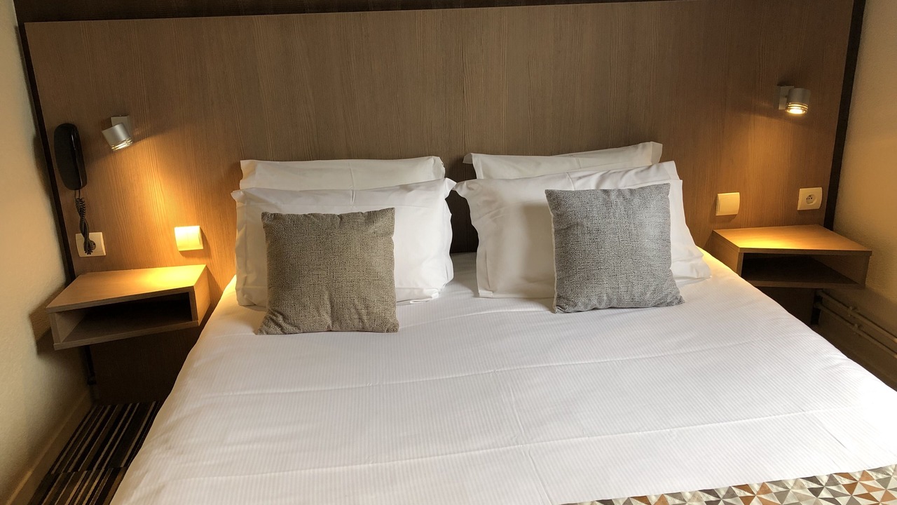 Photo of Bedroom in Lens