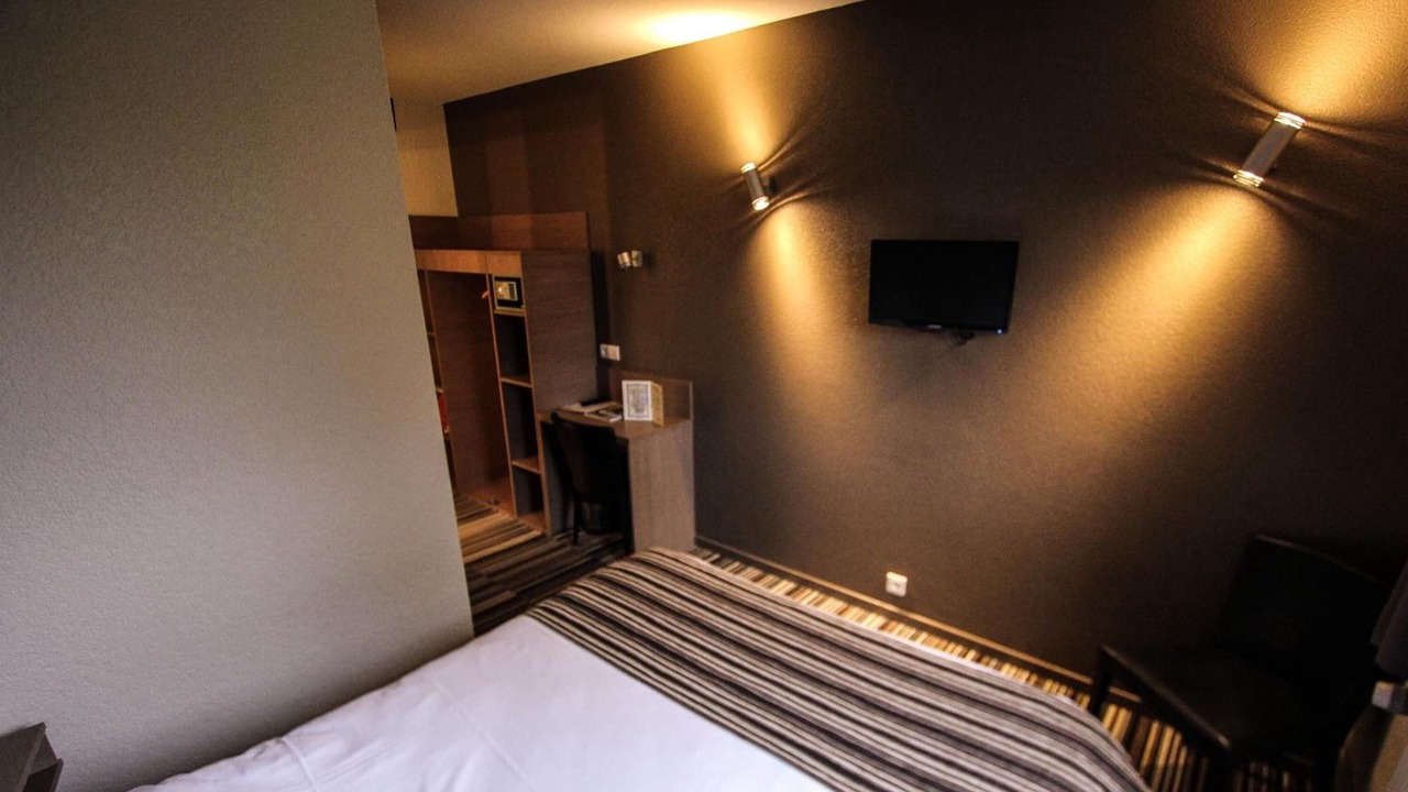 Photo of Bedroom in Lens