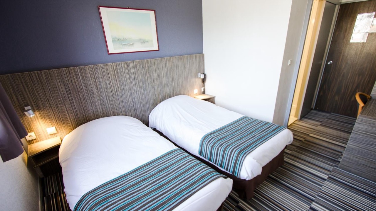 Photo of Bedroom in Lens