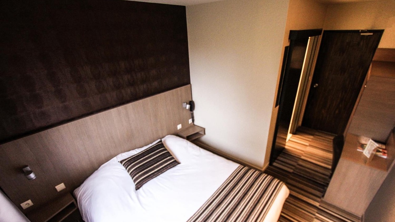 Photo of Bedroom in Lens
