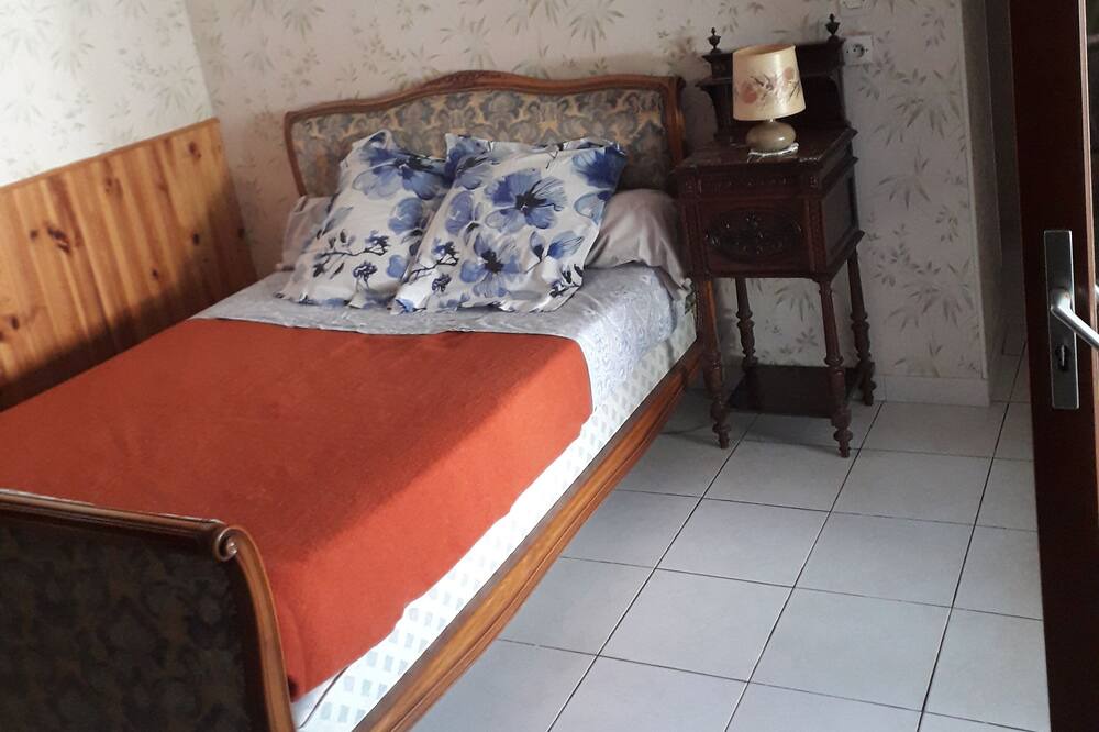 Photo of Bedroom in Saint-Amand-en-Puisaye