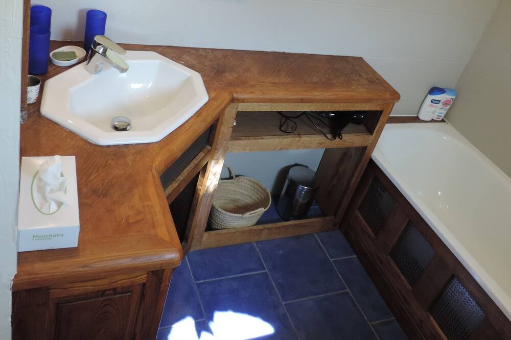 Photo of Bathroom in Saint-Aubin-Chateau-Neuf