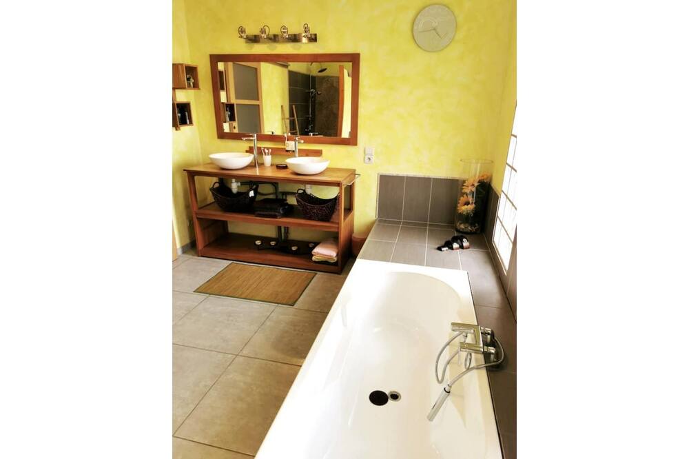 Photo of Bathroom in Escuilles