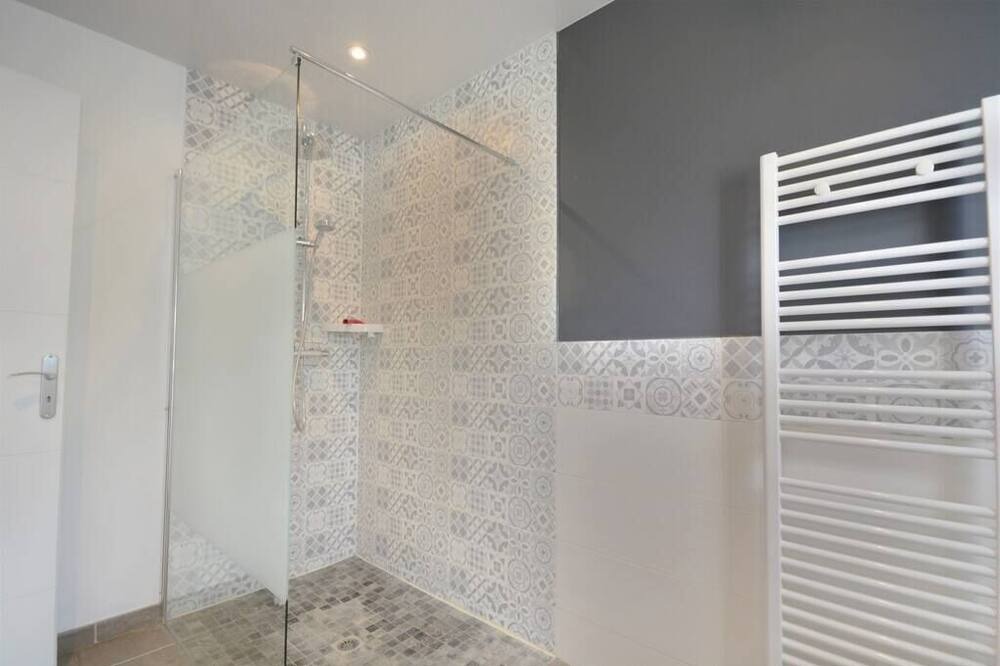 Photo of Bathroom in Saint-Quentin-en-Tourmont