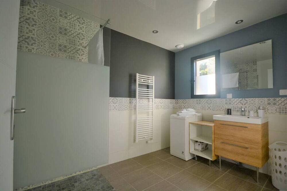 Photo of Bathroom in Saint-Quentin-en-Tourmont