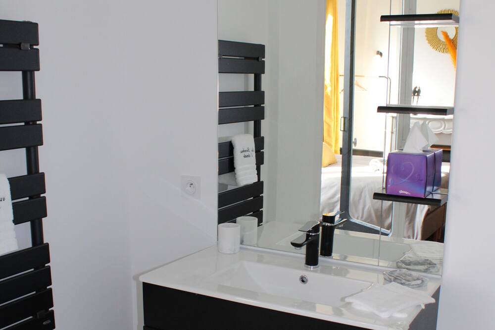 Photo of Bathroom in Frontenard