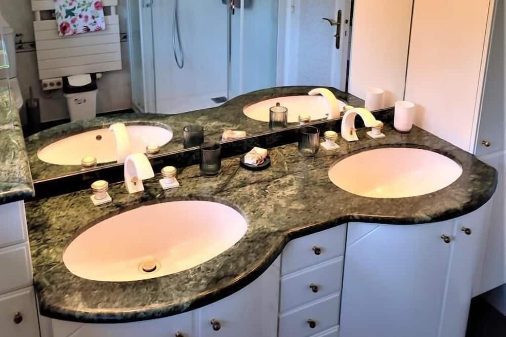 Photo of Bathroom in Ellecourt