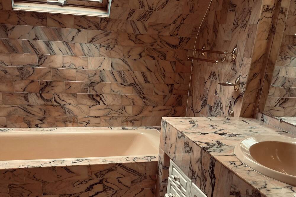 Photo of Bathroom in Lamorlaye