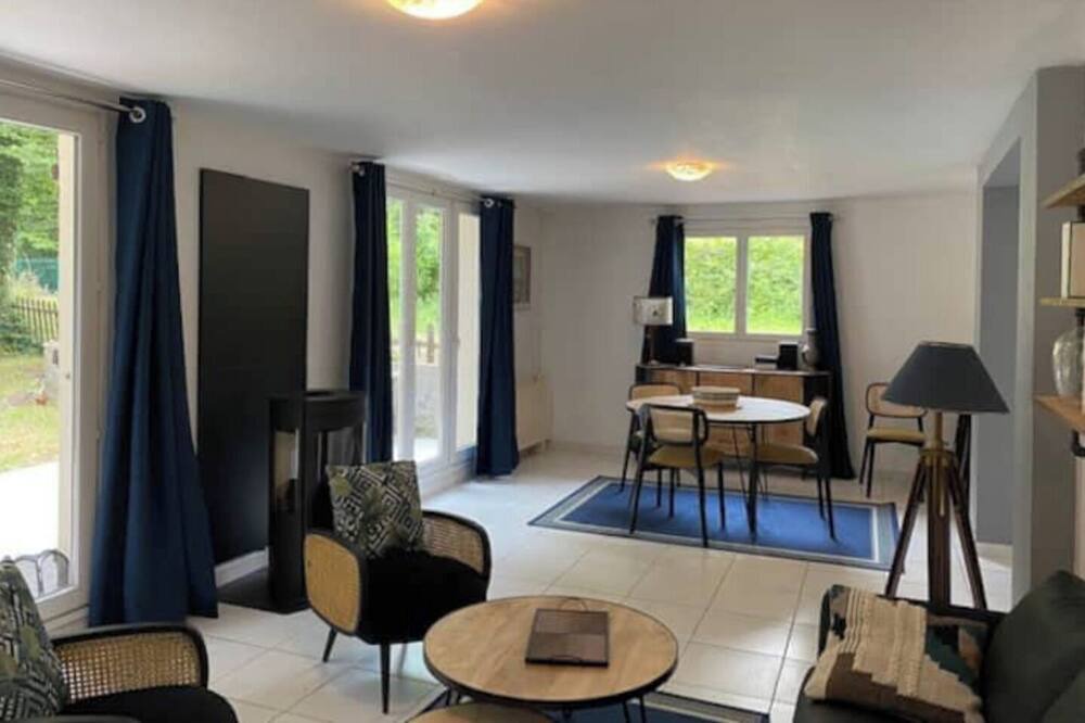 Photo of Livingroom in Le Coudray-Montceaux