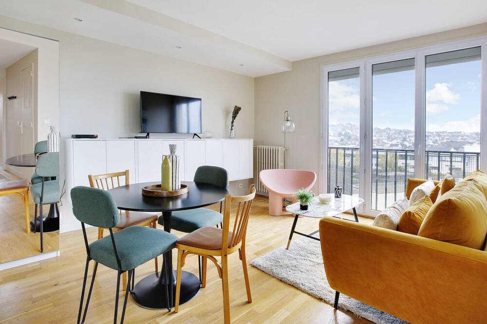 Photo of Livingroom in Plateau - Mont-Valerien
