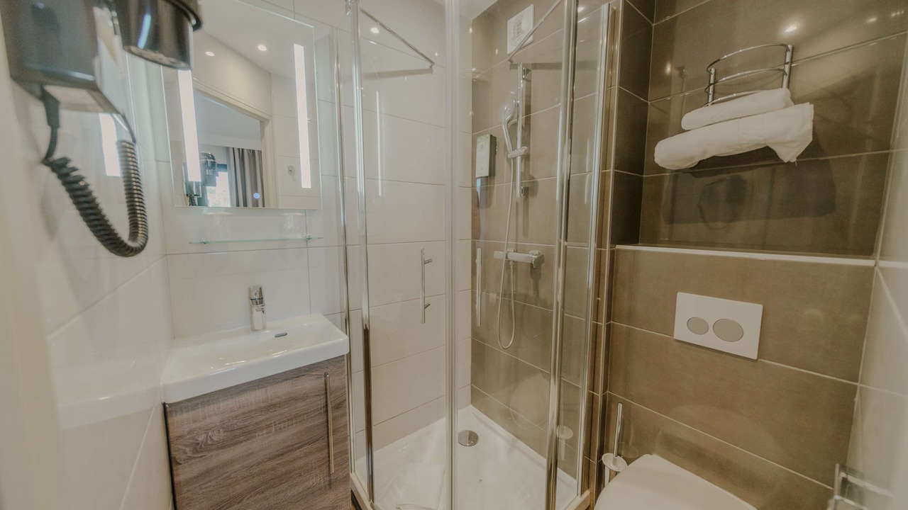 Photo of Bathroom in Saran