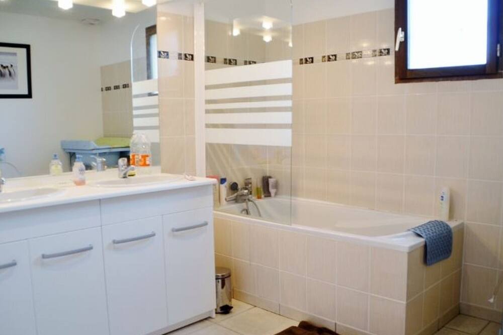 Photo of Bathroom in Auxy