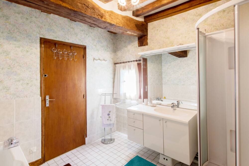 Photo of Bathroom in Muchedent