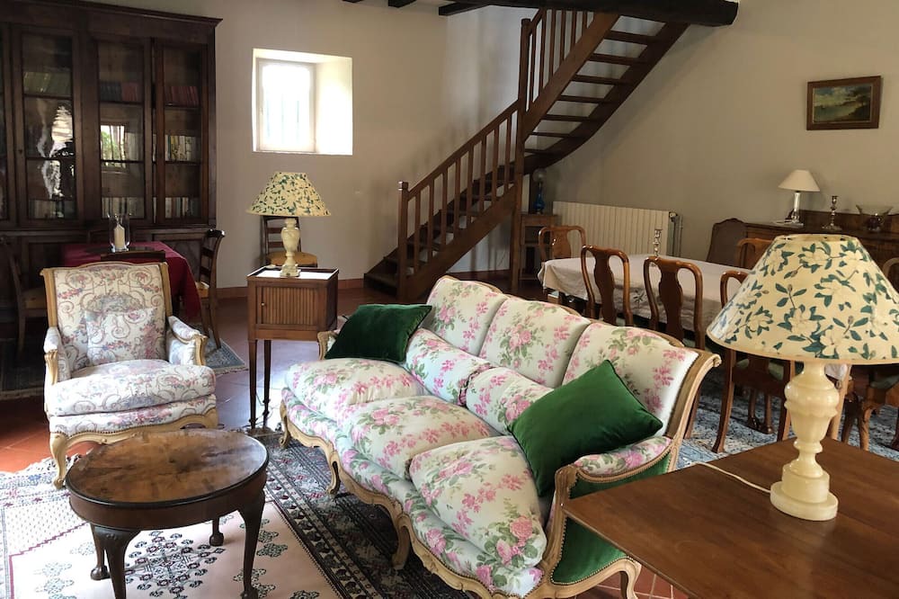 Photo of Livingroom in Saint-Aubin-de-Locquenay