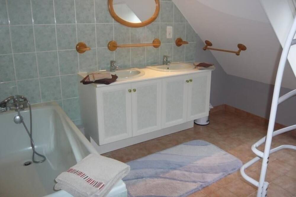 Photo of Bathroom in Epieds-en-Beauce