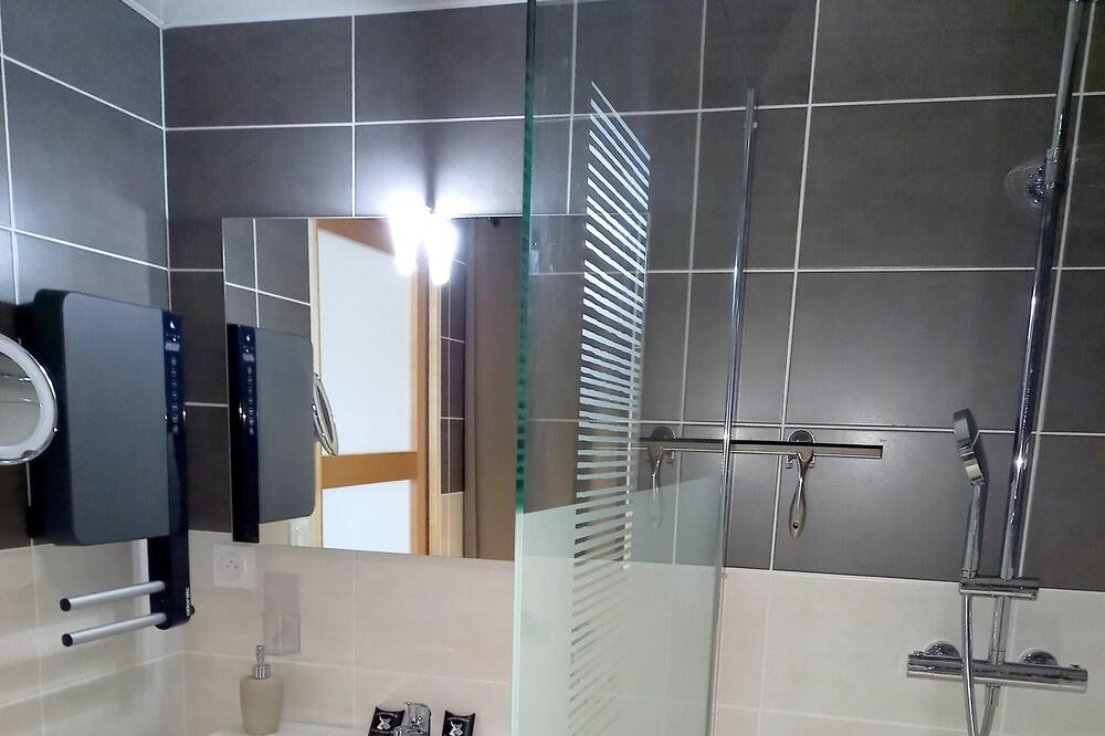 Photo of Bathroom in Embreville