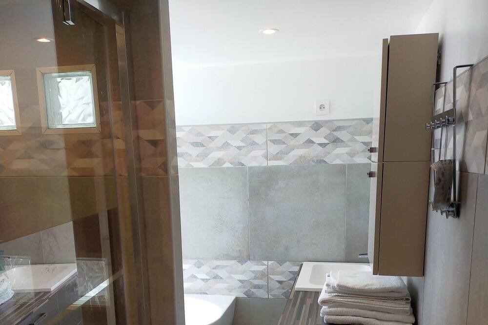 Photo of Bathroom in Lens