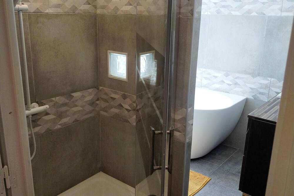 Photo of Bathroom in Lens