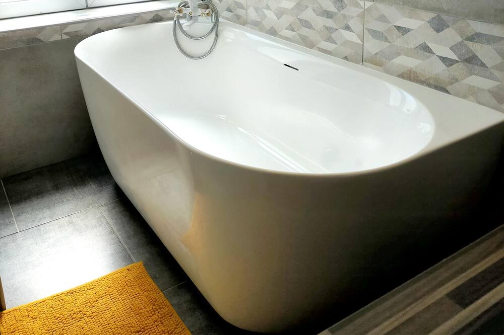 Photo of Bathroom in Lens