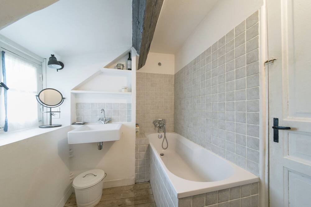 Photo of Bathroom in La Chapelle-Forainvilliers