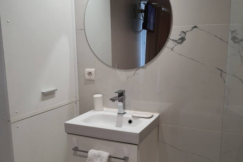Photo of Bathroom in Downtown Angers