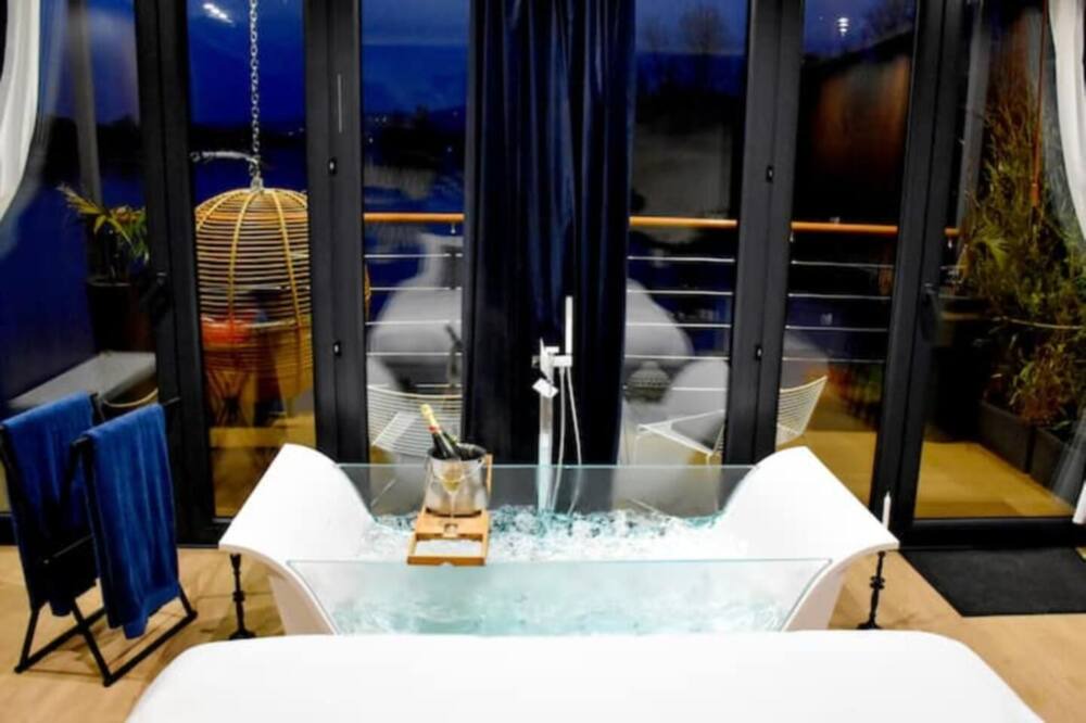 Photo of Bathroom in Guernes