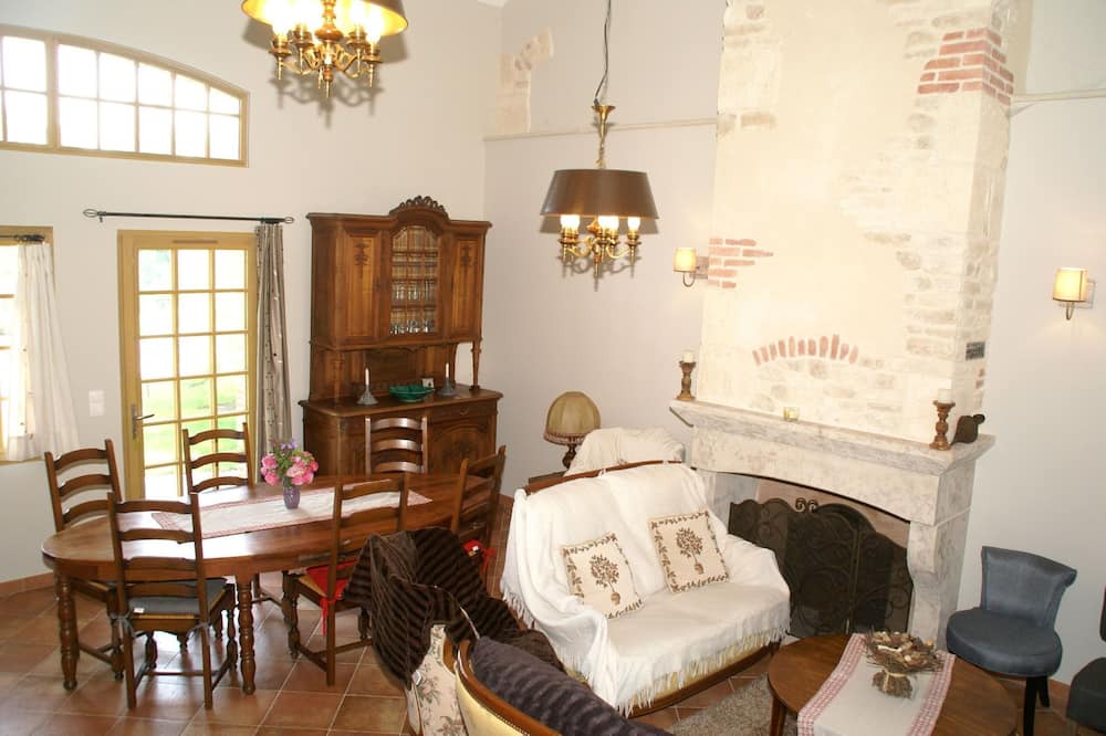 Photo of Livingroom in Treilles-en-Gatinais