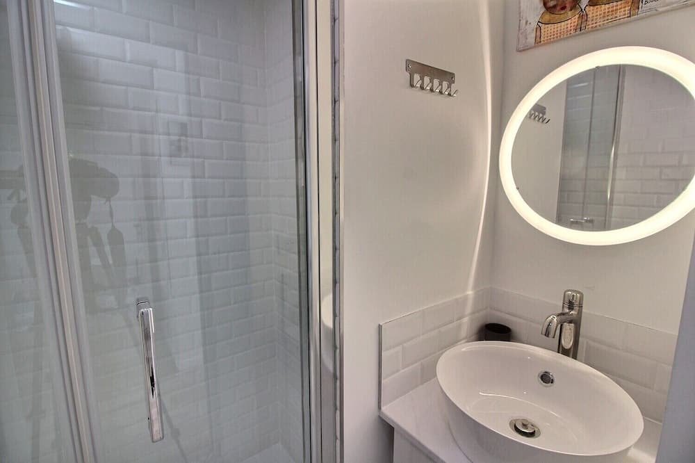 Photo of Bathroom in Quartier Saint-Ambroise