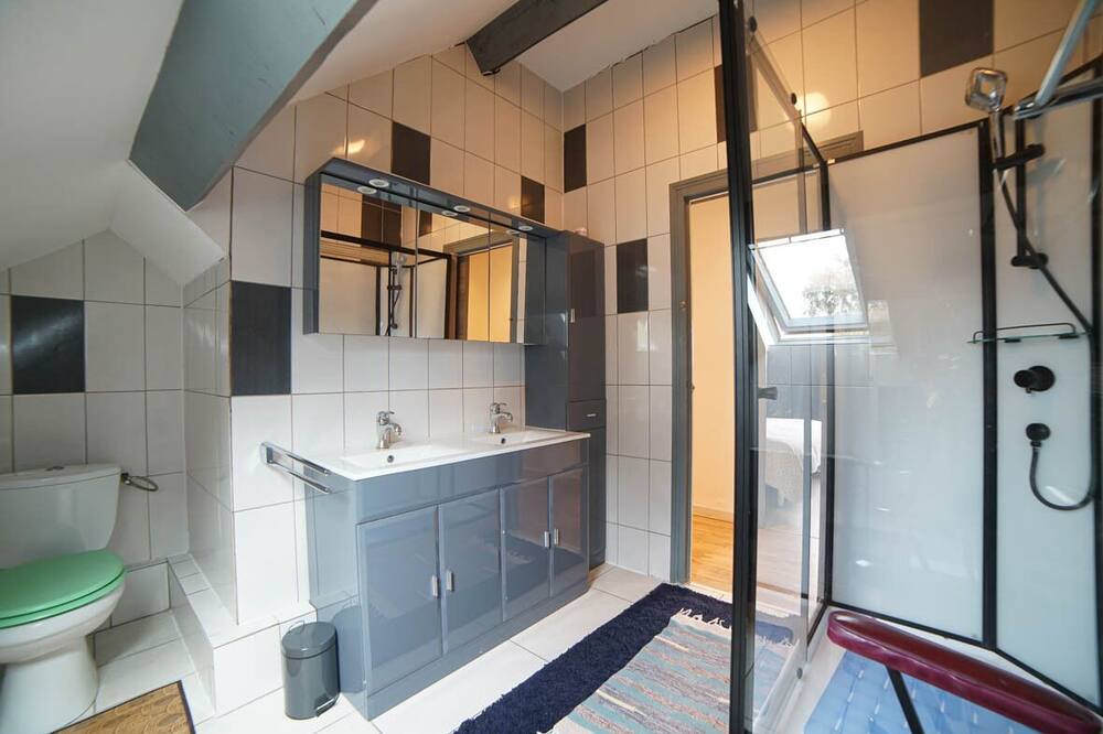 Photo of Bathroom in Tilloloy