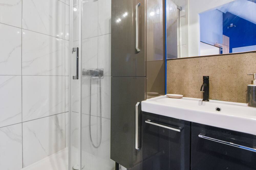 Photo of Bathroom in Fives