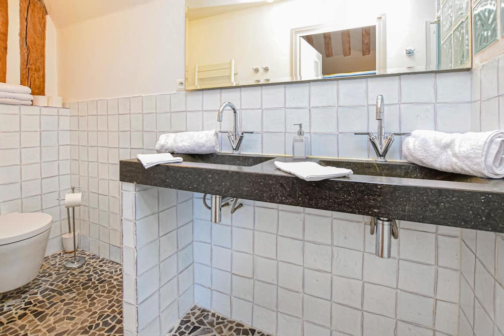 Photo of Bathroom in Ocquerre