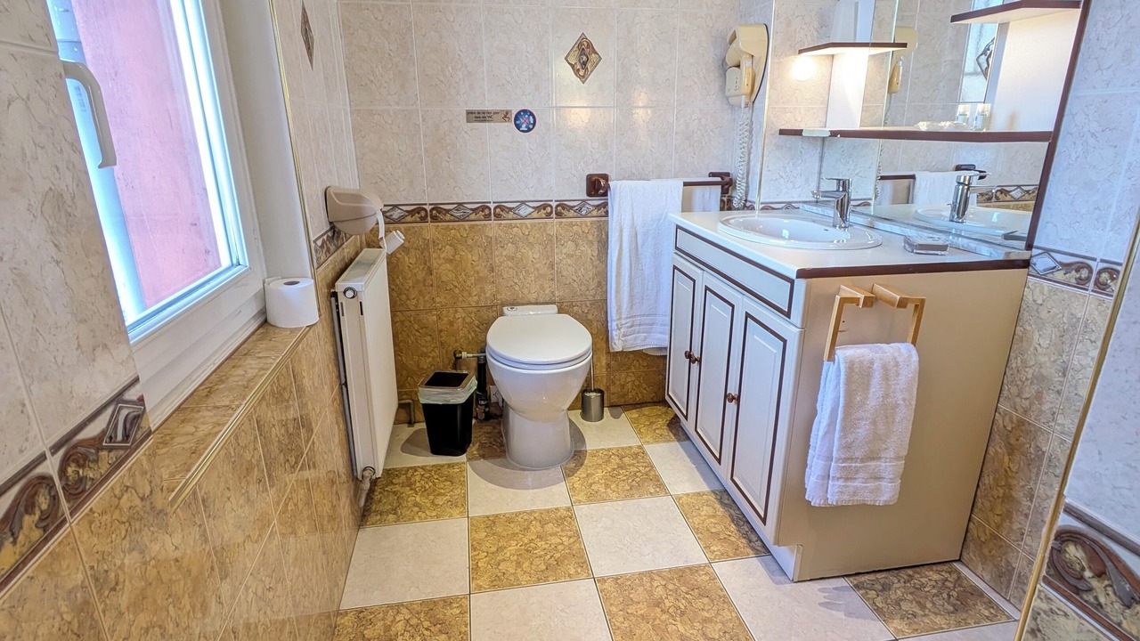 Photo of Bathroom in Quesmy