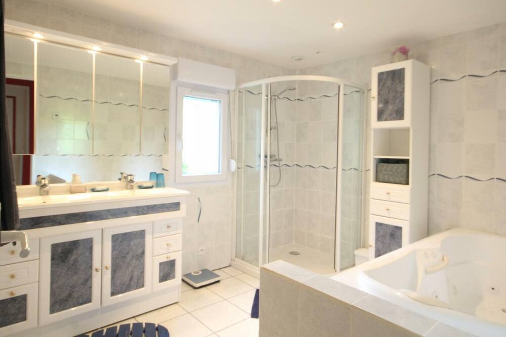 Photo of Bathroom in Blainville-Crevon