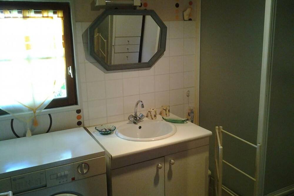 Photo of Bathroom in Saint-Maclou-de-Folleville