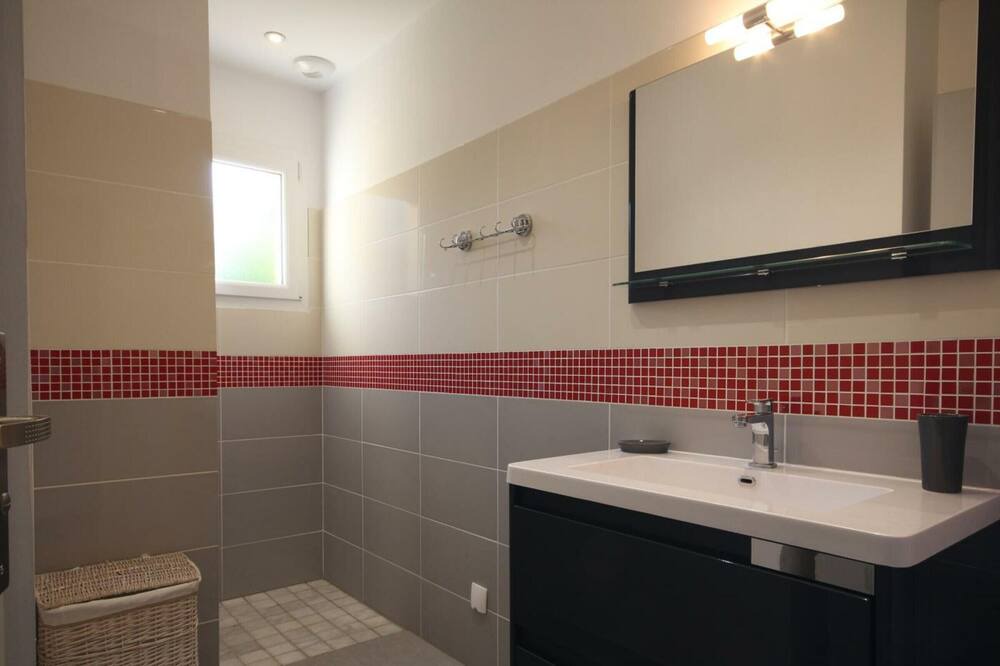 Photo of Bathroom in Muchedent