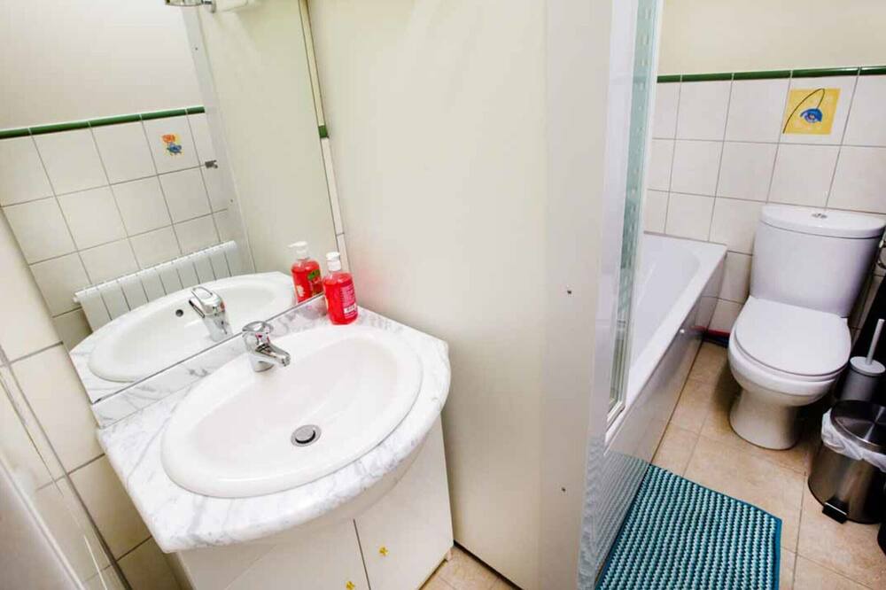 Photo of Bathroom in Saint-Victor-l'Abbaye