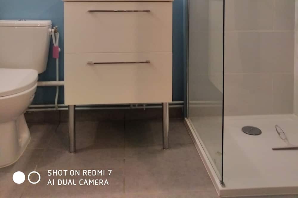 Photo of Bathroom in La Madelaine-sous-Montreuil