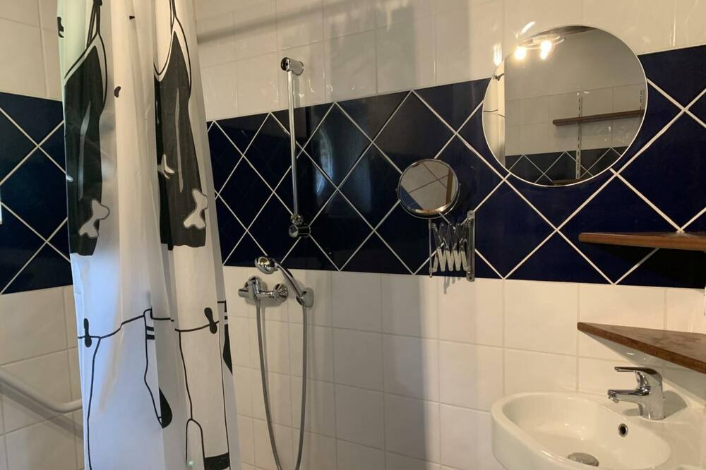 Photo of Bathroom in Saint-Vaast-Dieppedalle
