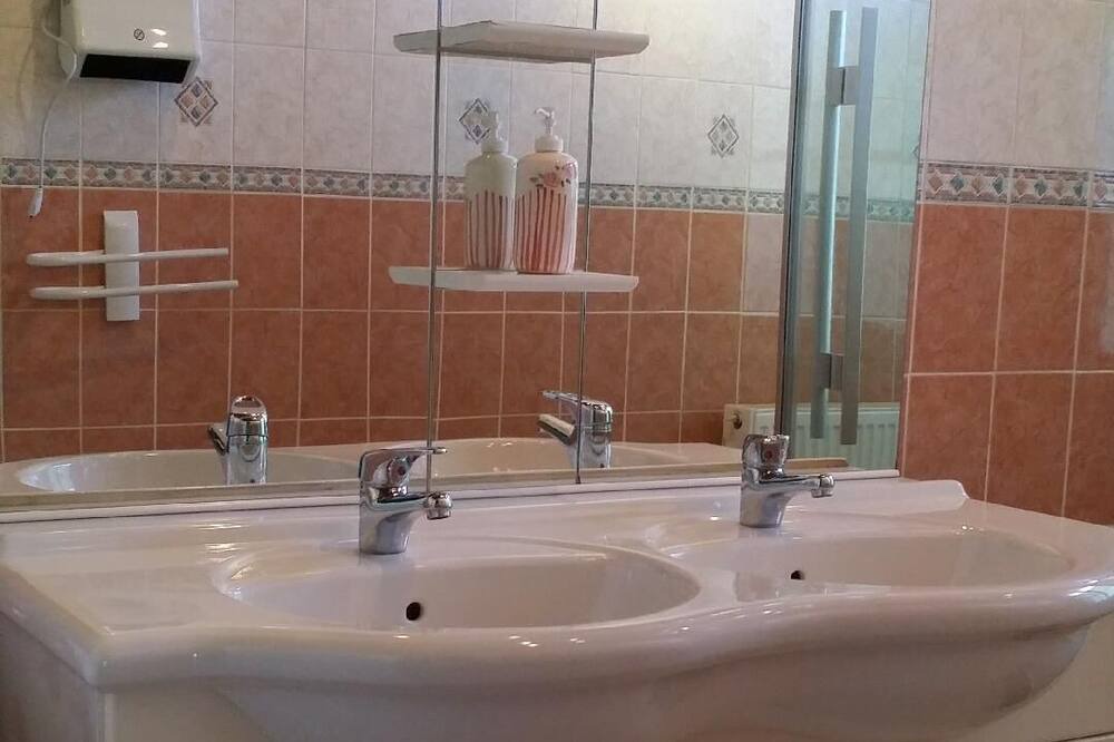 Photo of Bathroom in Villeneuve-la-Lionne