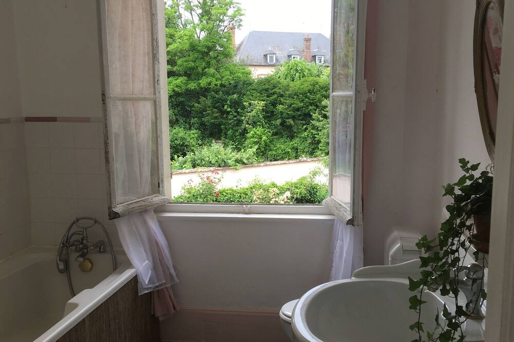 Photo of Bathroom in Saint-Fargeau