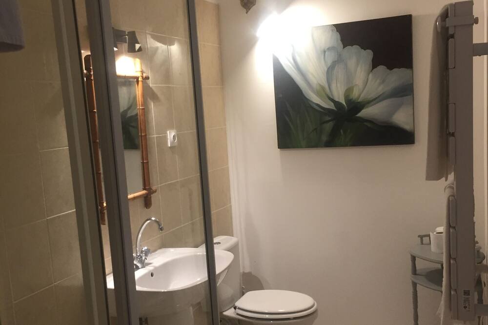 Photo of Bathroom in Saint-Fargeau