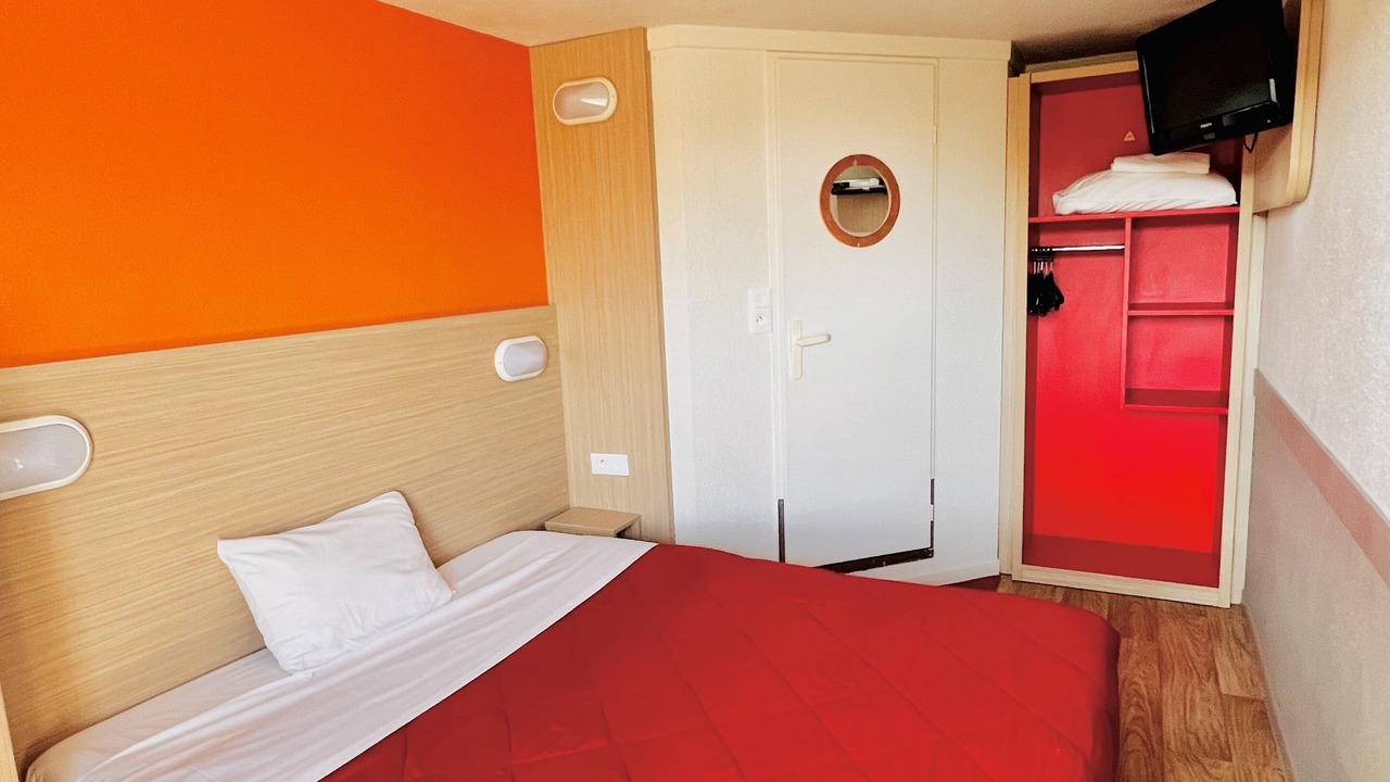 Photo of Bedroom in Elancourt